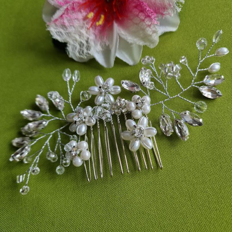 ESKÜVŐ HAD252 - Menyasszonyi kristályköves, gyöngyös virágos hajfésű, hajdísz