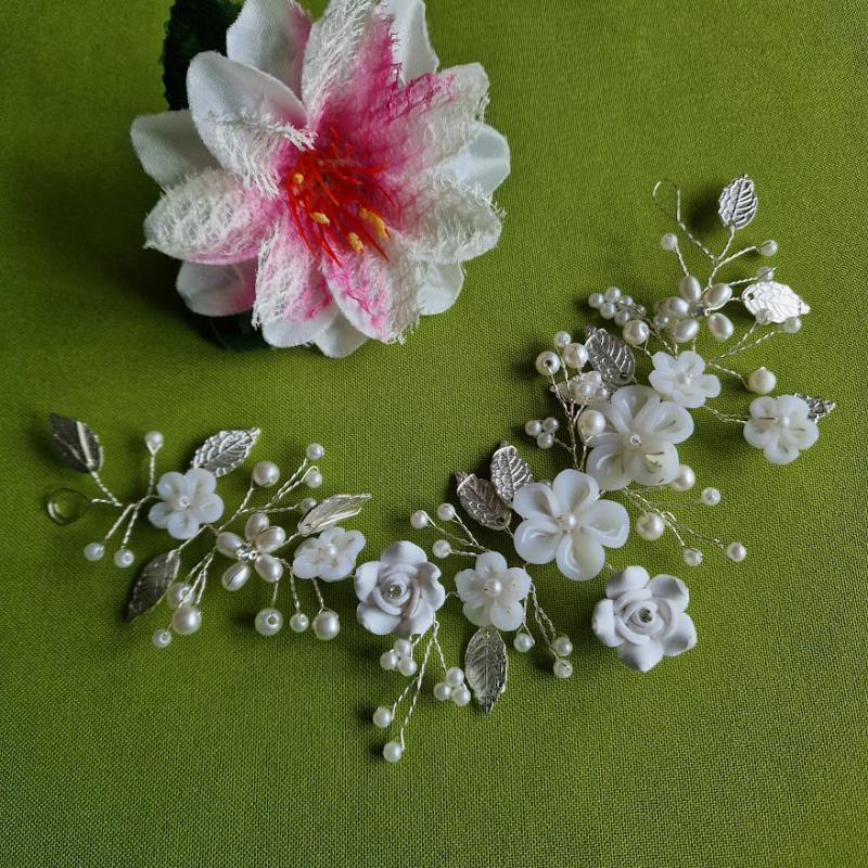 ESKÜVŐ HAD260 – Menyasszonyi gyöngyös, strasszos fehér rózsás, virágos hajdísz