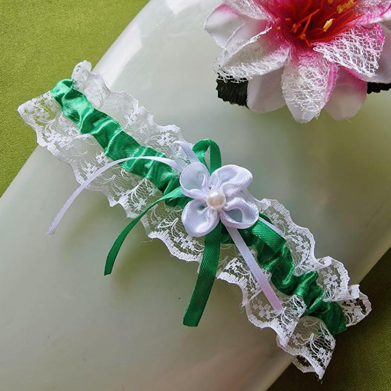 ESKÜVŐ HAK50 – 45mm-es fehér zöld szalagos virágos csipke harisnyakötő legényfogó