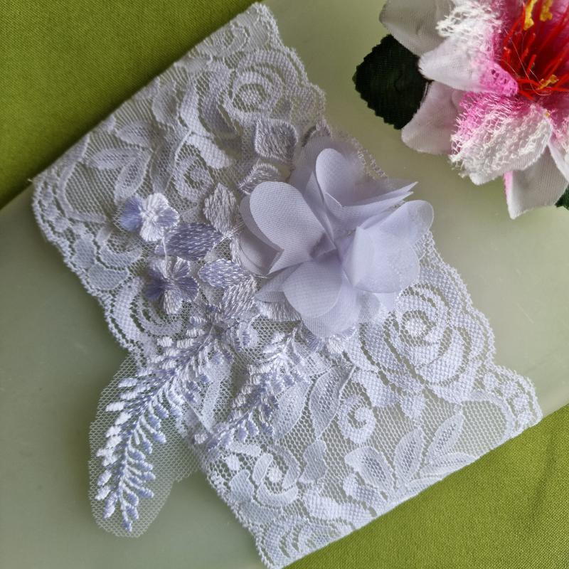 ESKÜVŐ HAK61 - 10cm-es 3D virágos hófehér csipke Harisnyakötő, Combcsipke