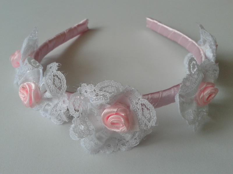 ESKÜVŐ HPT02 - Fehér csipke virágos rózsaszín szatén hajpánt, hajráf