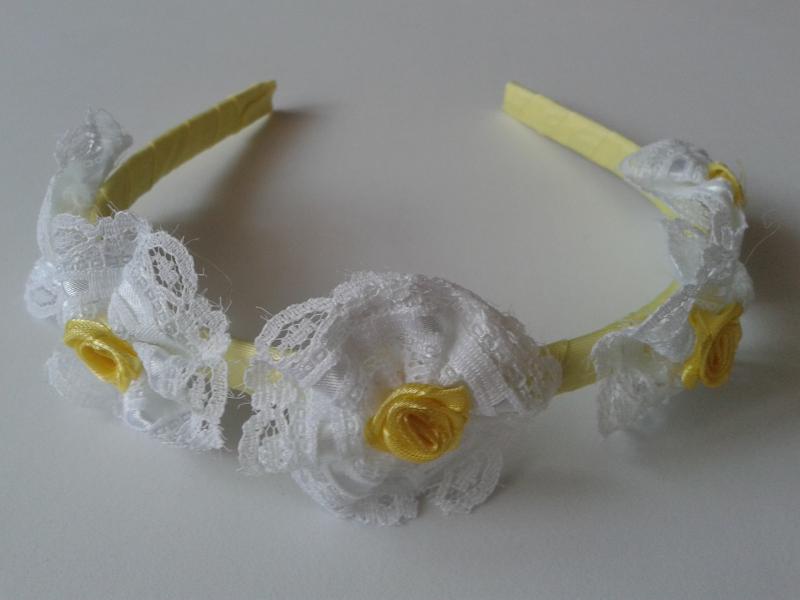 ESKÜVŐ HPT03 - Fehér csipke virágos halványsárga hajpánt, hajráf