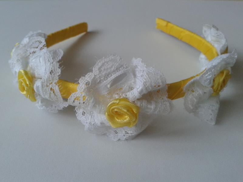ESKÜVŐ HPT04 - Fehér csipke virágos citromsárga hajpánt, hajráf