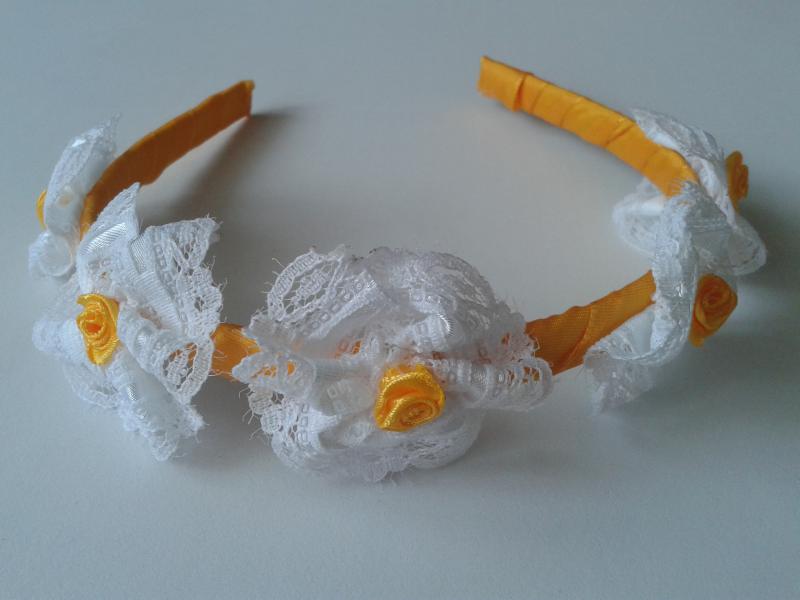 ESKÜVŐ HPT05 - Fehér csipke virágos napsárga hajpánt, hajráf