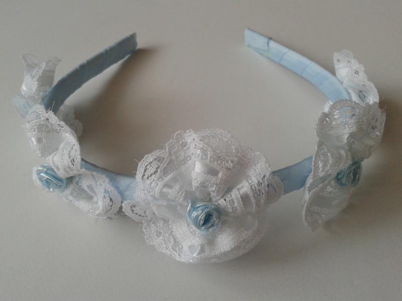 ESKÜVŐ HPT10 - Fehér csipke virágos halványkék hajpánt, hajráf