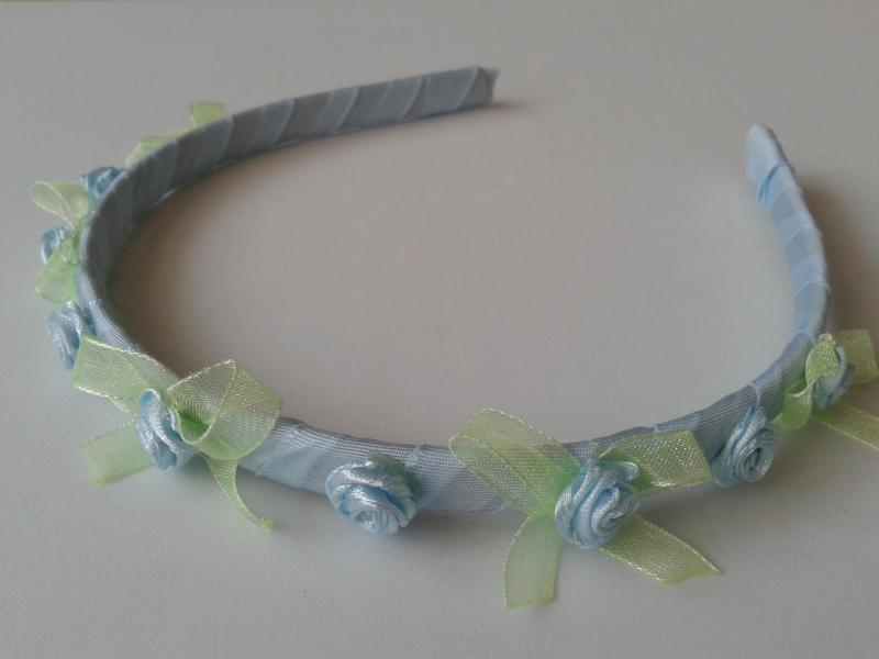 ESKÜVŐ HPT24 - Halványkék szatén rózsás hajpánt, hajráf