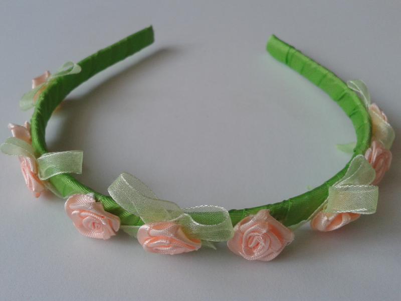 ESKÜVŐ HPT25 - Barack színű szatén rózsás almazöld hajpánt, hajráf