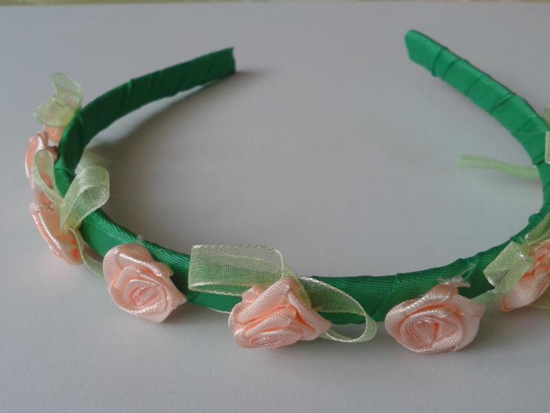 ESKÜVŐ HPT26 - Barack színű szatén rózsás fűzöld hajpánt, hajráf