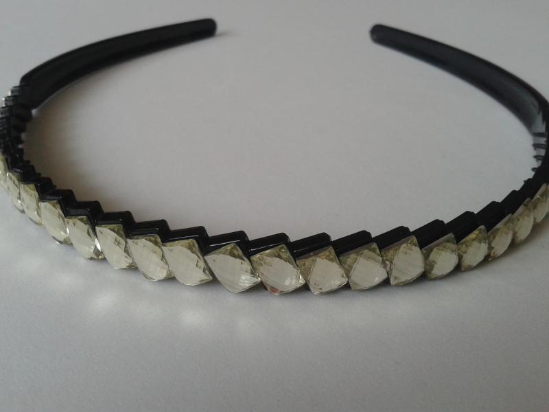 ESKÜVŐ HPT35 - Fekete műanyag hajpánt, hajráf lapka díszítéssel