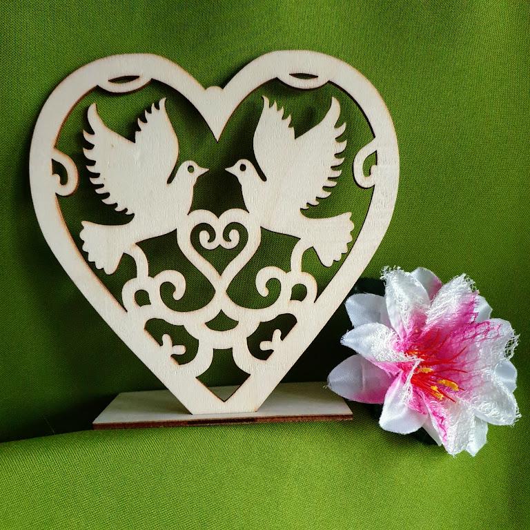 ESKÜVŐ KIEG10 - Lézervágott fa dekor - Galambok szív keretben
