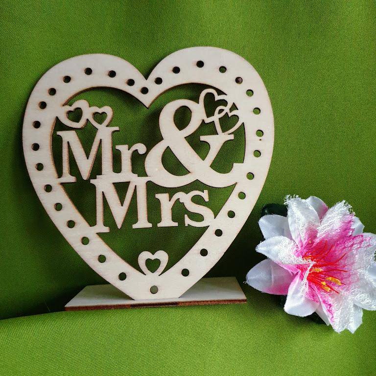ESKÜVŐ KIEG11 - Lézervágott fa dekor - Mr&Mrs; szív keretben