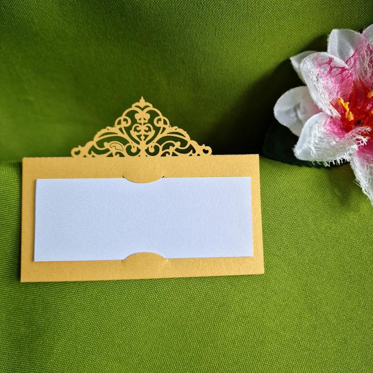 ESKÜVŐ KIEG19 - Esküvői ültetőkártya - arany díszítésű fehér lappal