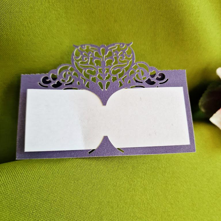 ESKÜVŐ KIEG20 - Esküvői ültetőkártya - Lila díszítésű fehér lappal