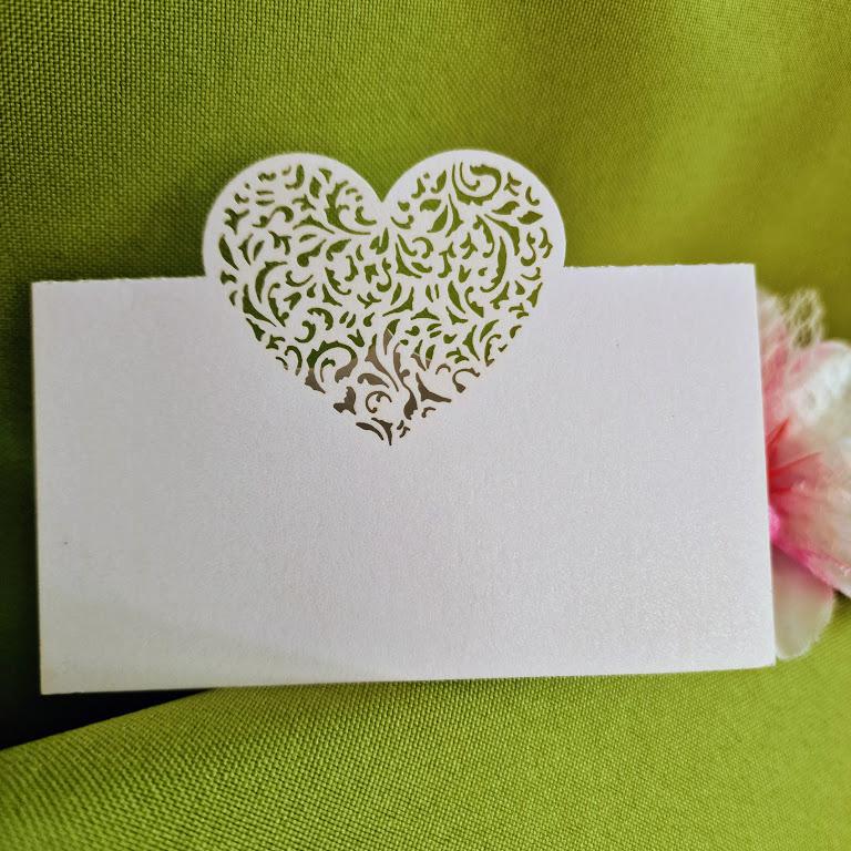 ESKÜVŐ KIEG26 - Esküvői ültetőkártya - csillogó fehér szív mintás