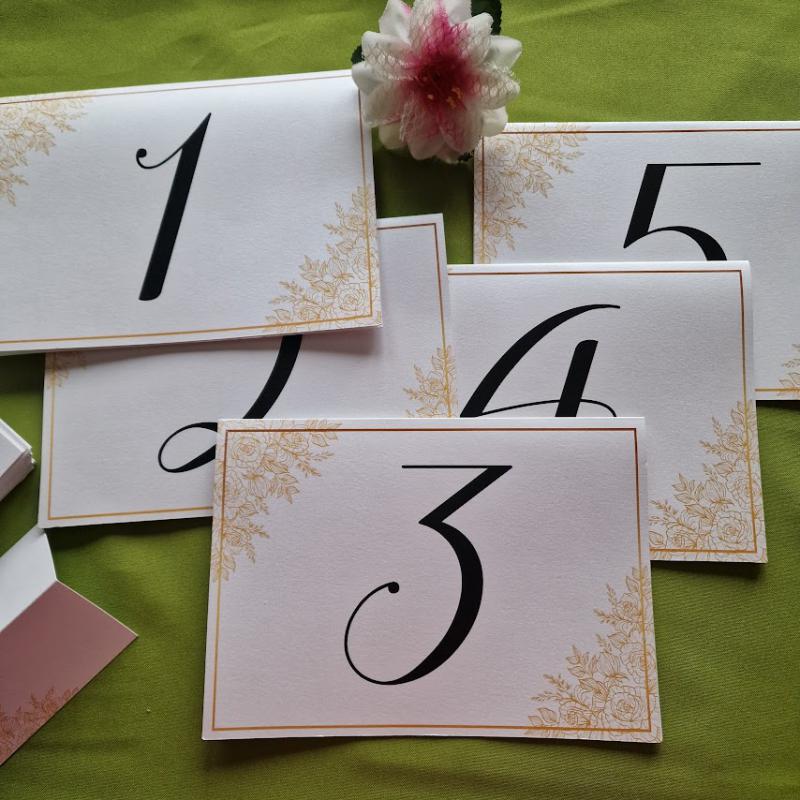 ESKÜVŐ KIEG30 - Asztalszámok 1-5-ig - fehér csilllógós arany rózsával