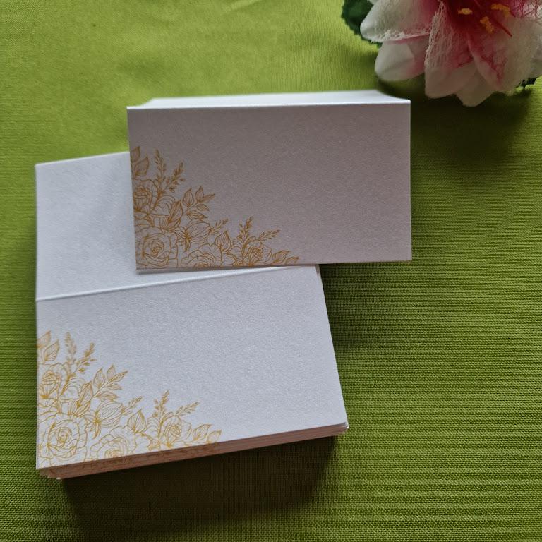 ESKÜVŐ KIEG31 - Esküvői ültetőkártya - fehér csillogó arany rózsa mintás
