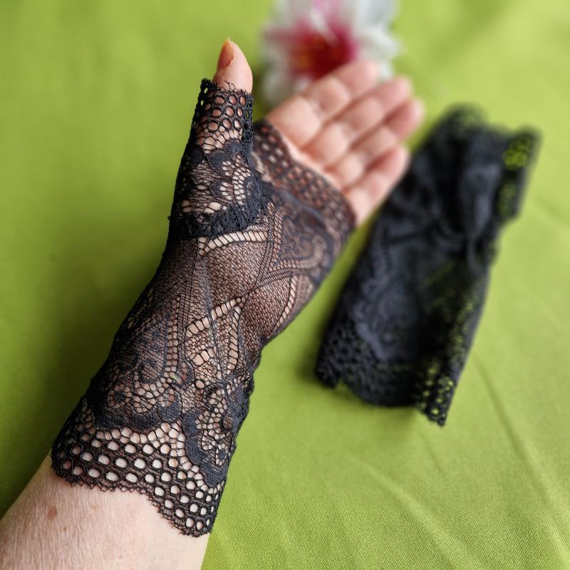 ESKÜVŐ KTY04 - 18cm-es egy ujjas fekete csipke kesztyű