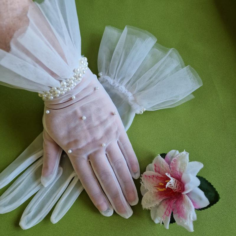 ESKÜVŐ KTY100 - 28cm-es fehér színű, gyöngyös hagyományos ujjú kesztyű