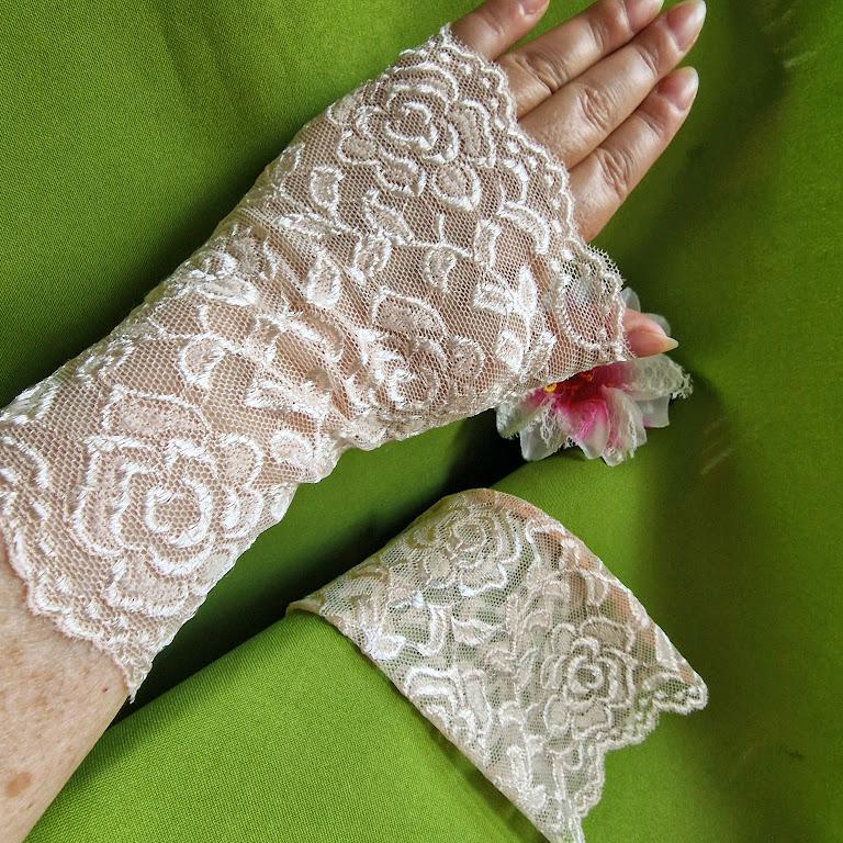 ESKÜVŐ KTY32 – Saját készítésű 18 cm-es ujjatlan barack színű csipke kesztyű