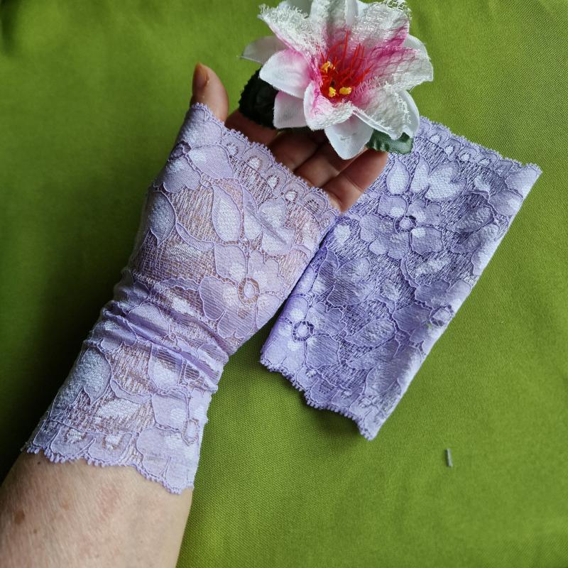 ESKÜVŐ KTY59 – 17cm-es ujjatlan levendulalila színű csipke kesztyű