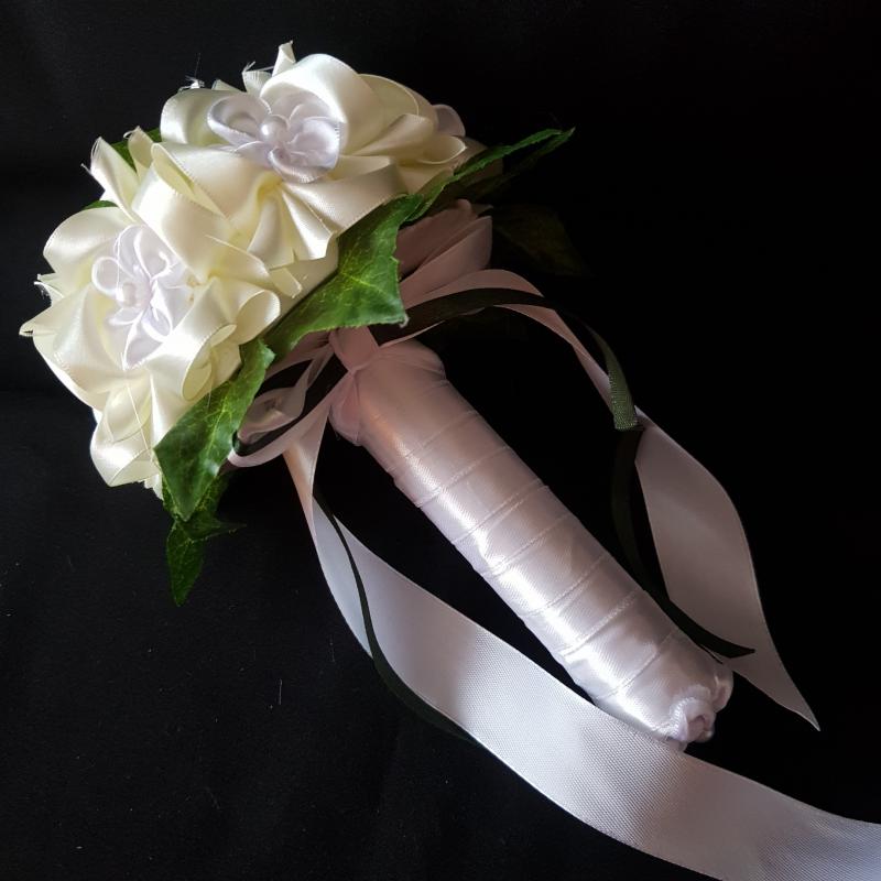 ESKÜVŐ MCS12 - 17x21cm-es Menyasszonyi csokor krém és gyöngyös fehér virágokból