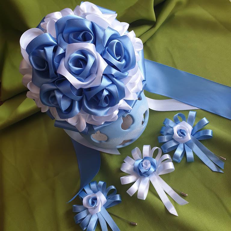 ESKÜVŐ MCS13 - Menyasszonyi csokor, 3db vőlegényi kitűző - kék szatén rózsa szett