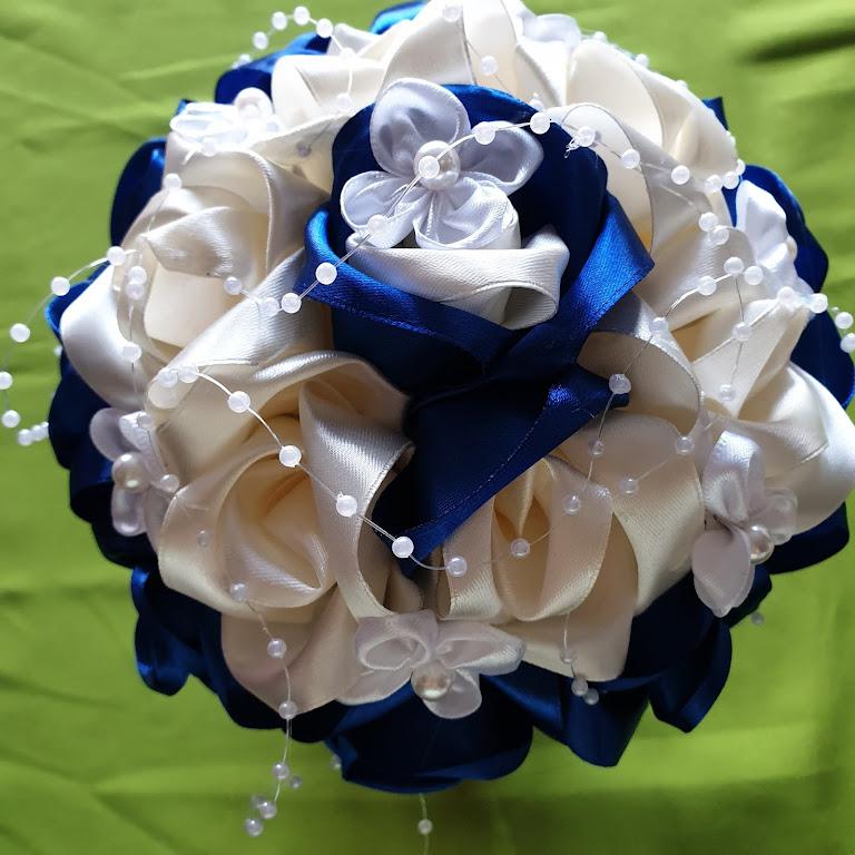 ESKÜVŐ MCS17 - Menyasszonyi csokor kék és ekrü szatén rózsából