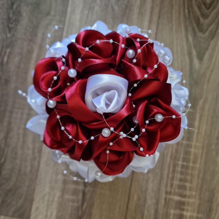 ESKÜVŐ MCS21 - Menyasszonyi örökcsokor fehér és bordó szatén rózsából