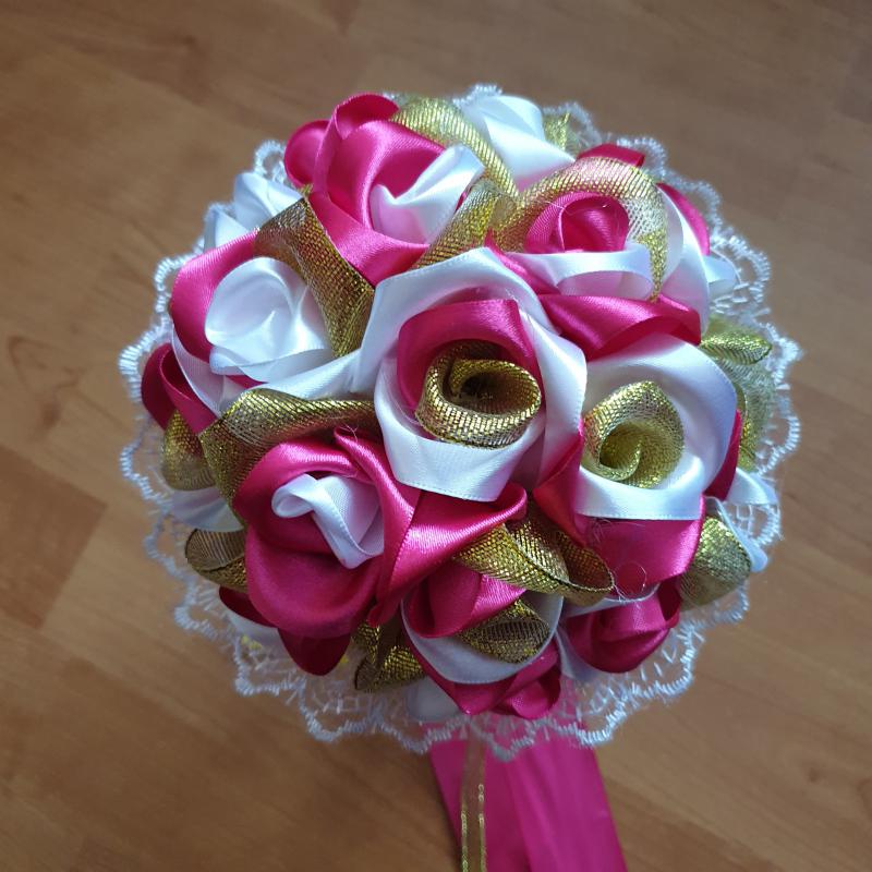 ESKÜVŐ MCS22 - Menyasszonyi csokor szatén rózsákból arany szirmokkal