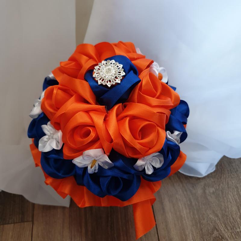 ESKÜVŐ MCS24 - Menyasszonyi csokor királykék és narancssárga szatén rózsából