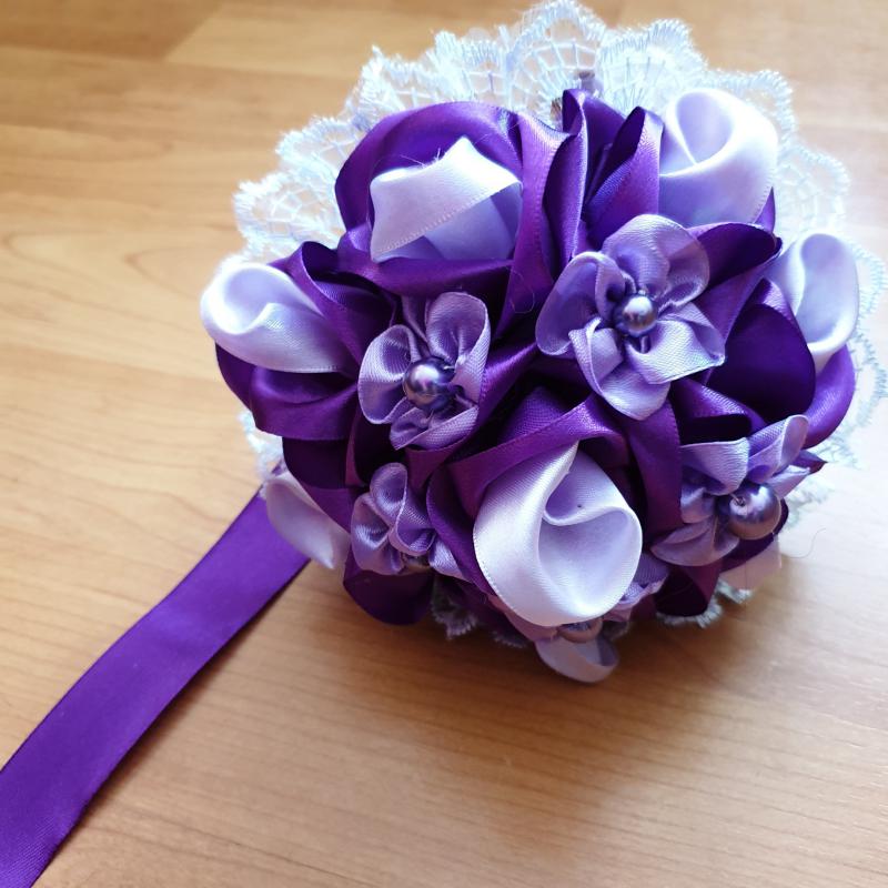 ESKÜVŐ MCS25 - Menyasszonyi csokor lila szatén rózsából