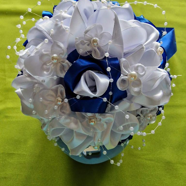 ESKÜVŐ MCS26 – Menyasszonyi csokor kék és fehér szatén rózsából lóhere virágokkal