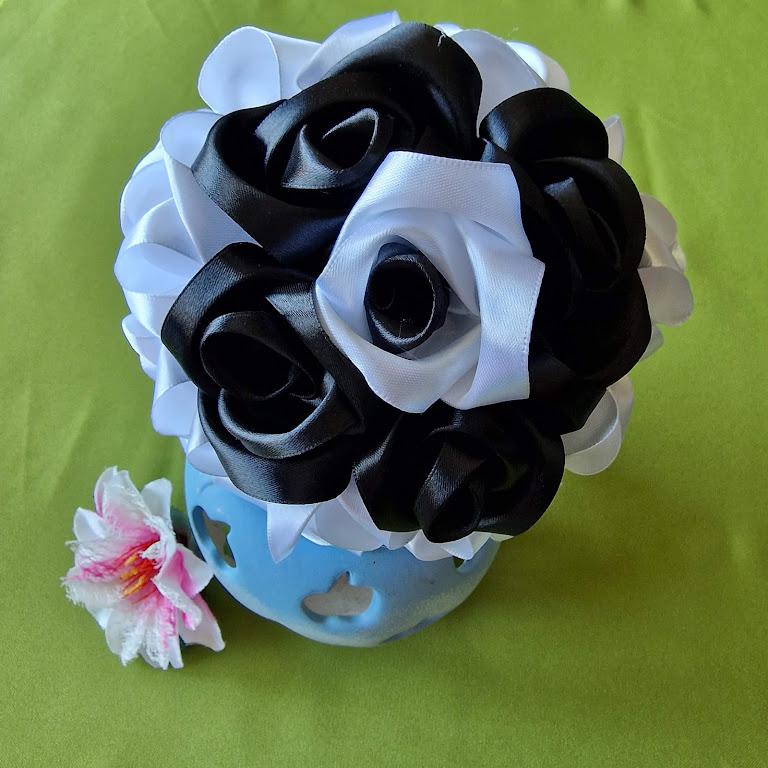 ESKÜVŐ MCS27 – Menyasszonyi csokor fekete és fehér szatén rózsából
