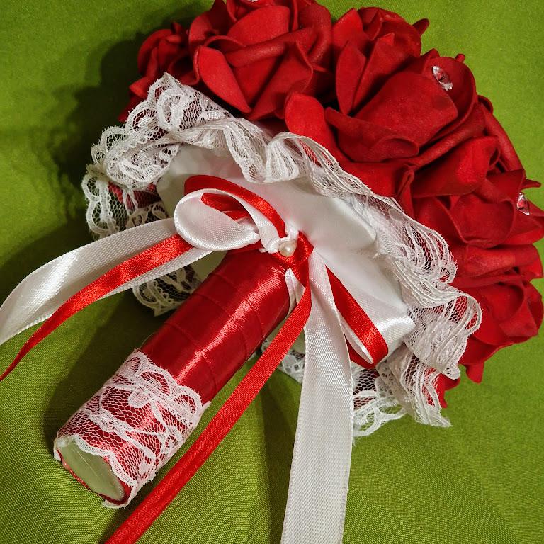 ESKÜVŐ MCS30 - kb.18x20cm-es Menyasszonyi csokor piros habrózsákból