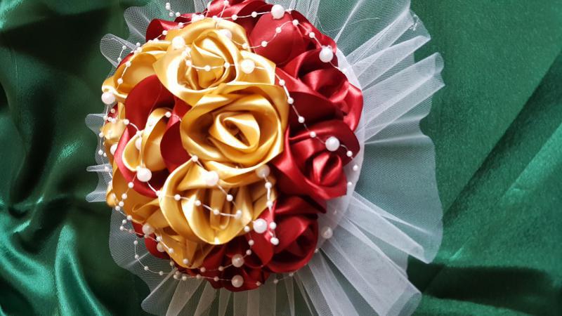 ESKÜVŐ MCS34 - Menyasszonyi csokor bordó és arany szatén rózsából