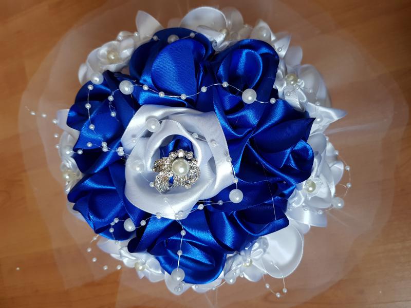 ESKÜVŐ MCS35 - 22x25cm-es Menyasszonyi csokor kék és fehér szatén rózsából