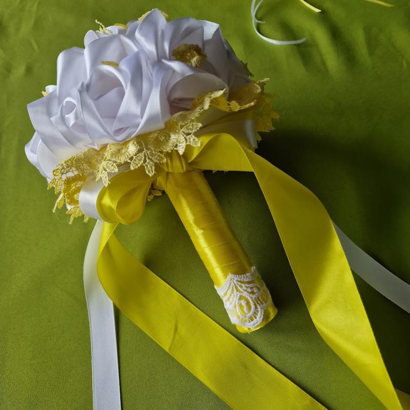 ESKÜVŐ MCS40 - Menyasszonyi csokor hófehér és sárga szatén rózsákból