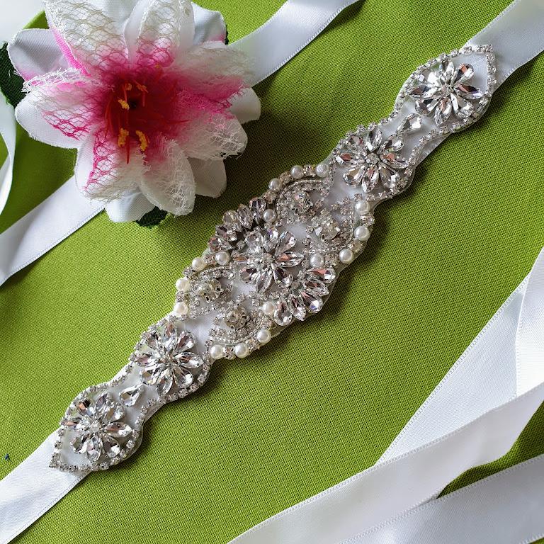 ESKÜVŐ MÖV23 – Strasszos menyasszonyi öv 25x5cm-es választható szatén szalagon