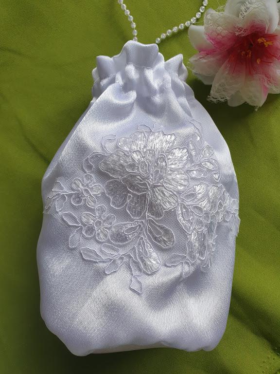 ESKÜVŐ MSZ07 - Menyasszonyi szütyő, tatyó Hímzett flitteres csipkés fehér szatén