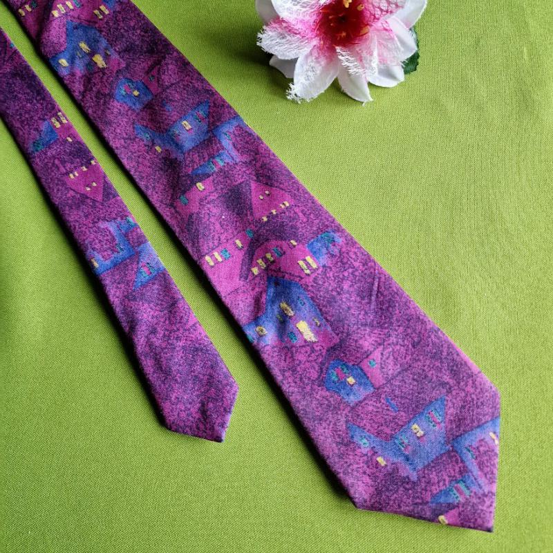 ESKÜVŐ NYK108 - Selyem nyakkendő -  lila alpon kék ház minta