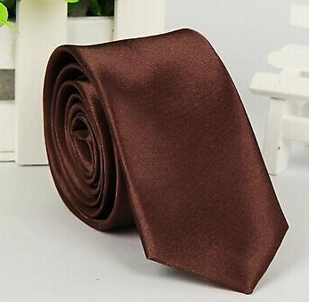 ESKÜVŐ NYK28 - Vékonyított típusú barna színű szatén nyakkendő