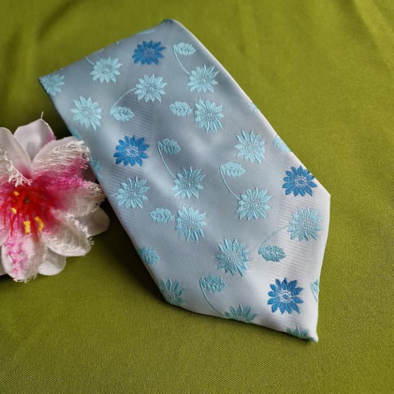 ESKÜVŐ NYK43 - Világoskék alapon hímzett virágos selyem nyakkendő