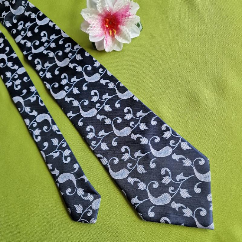 ESKÜVŐ NYK71 - Sötétkék alapon indamintás selyem nyakkendő