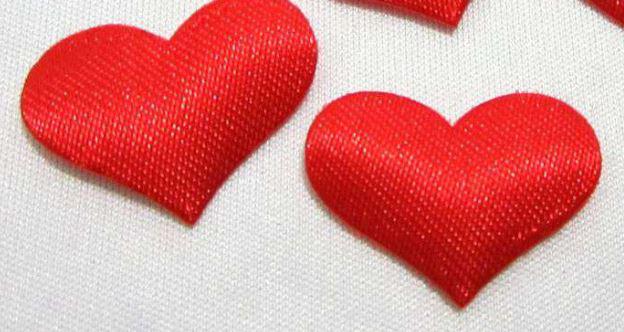 Esküvő - piros szatén két oldalas párnázott szív 23x15mm