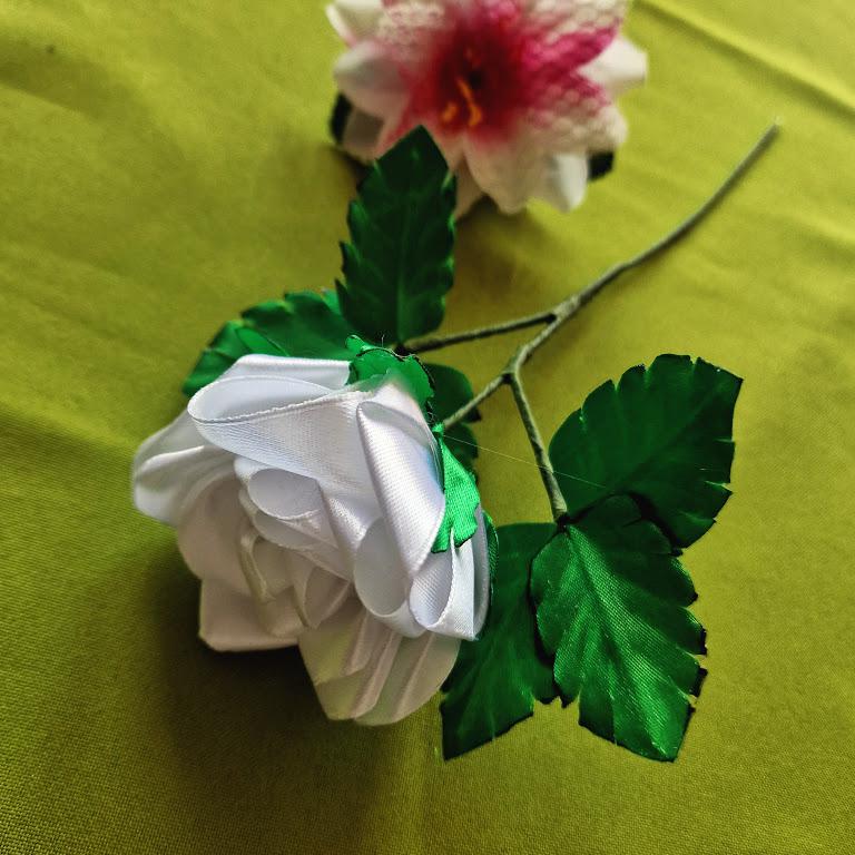 ESKÜVŐ RZS01 - Kézzel készített fehér szatén rózsaszál
