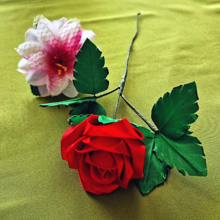 ESKÜVŐ RZS04 - Kézzel készített piros szatén rózsaszál