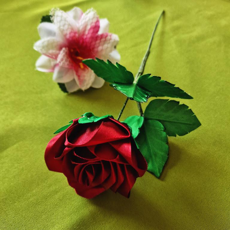 ESKÜVŐ RZS05 - Kézzel készített bordó/borvörös szatén rózsaszál