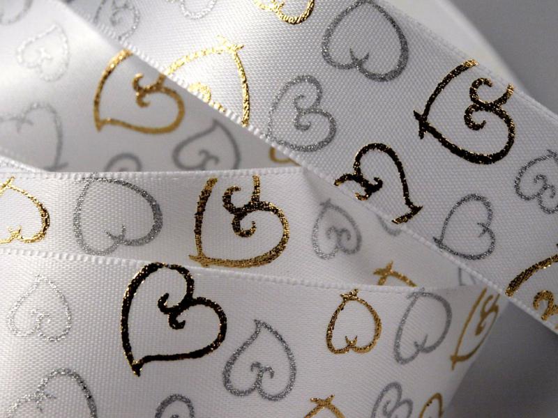 ESKÜVŐI dekor 22SSM59 - 22mm-es szív mintás szatén szalag - arany - ezüst