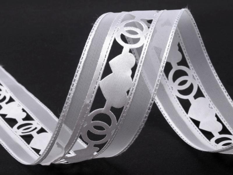 ESKÜVŐI dekor 40SZK03 - 40mm-es Jegygyűrű és szív mintás, kivágott szatén szalag