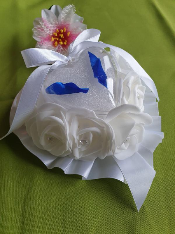 Esküvői Szív alakú fodros Gyűrűpárna fehér habrózsával